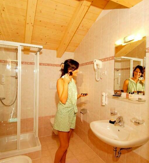 غرفة قياسية مزوَّدة بشُرفة, Jú Furcia