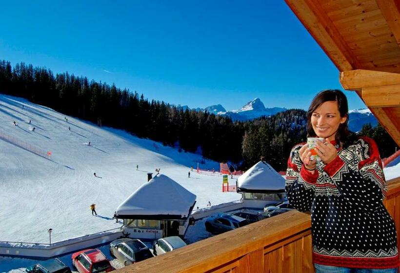 غرفة قياسية مزوَّدة بشُرفة, Jú Furcia