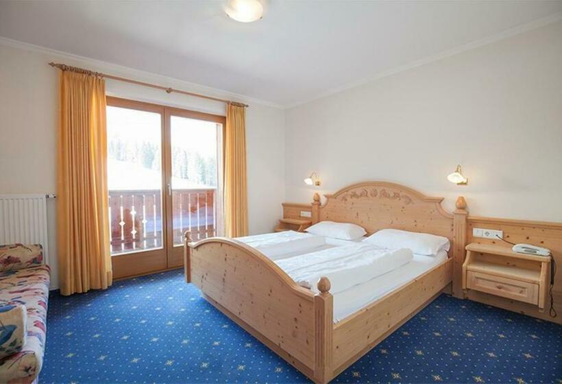 غرفة قياسية مزوَّدة بشُرفة, Jú Furcia