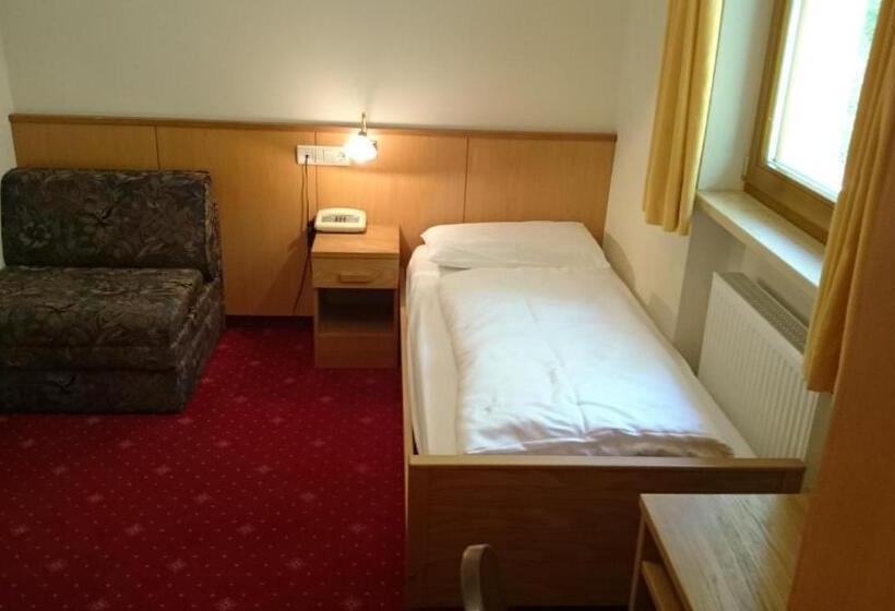 غرفة قياسية فردية, Jú Furcia