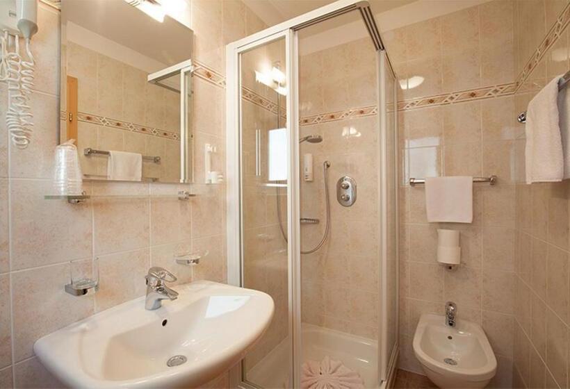 غرفة قياسية فردية, Jú Furcia