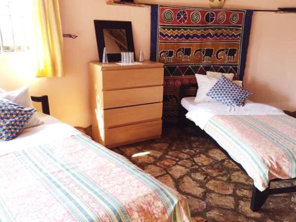 اتاق لوکس با تخت بزرگ, Nyore Hillside Retreat
