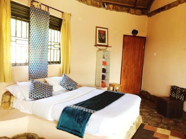 اتاق لوکس با تخت بزرگ, Nyore Hillside Retreat
