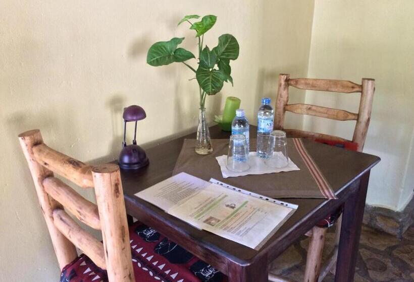 חדר סטנדרט עם מיטת קינג, Nyore Hillside Retreat