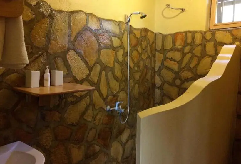 キングサイズベッドのスタンダードルーム, Nyore Hillside Retreat