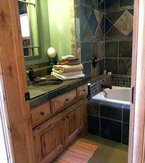 غرفة قياسية, Talus Rock Retreat