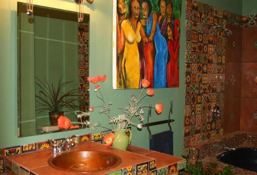 غرفة قياسية, Talus Rock Retreat