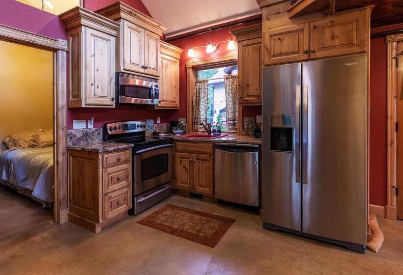 جناح, Talus Rock Retreat