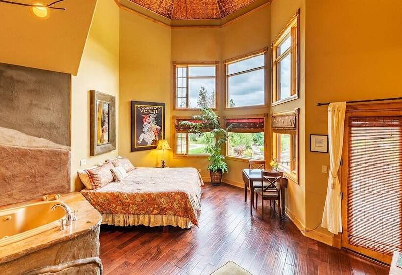 غرفة قياسية, Talus Rock Retreat