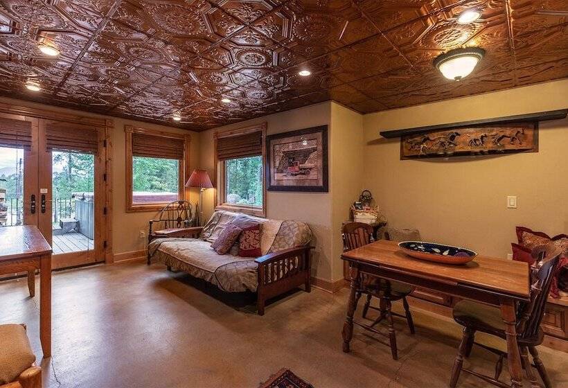 جناح, Talus Rock Retreat