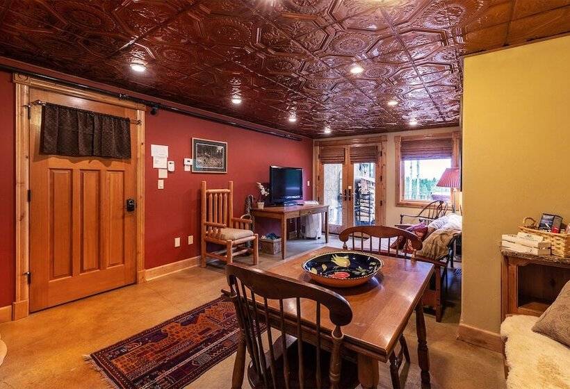 جناح, Talus Rock Retreat