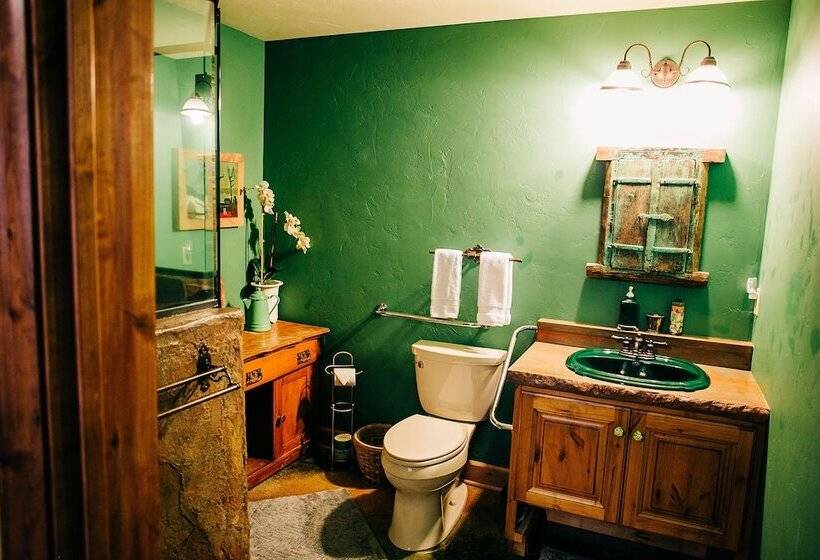 غرفة قياسية, Talus Rock Retreat