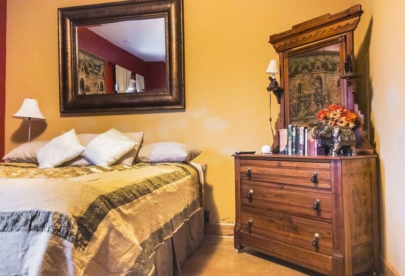 غرفة قياسية, Talus Rock Retreat