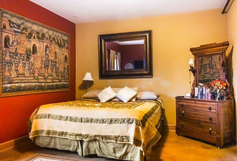 غرفة قياسية, Talus Rock Retreat