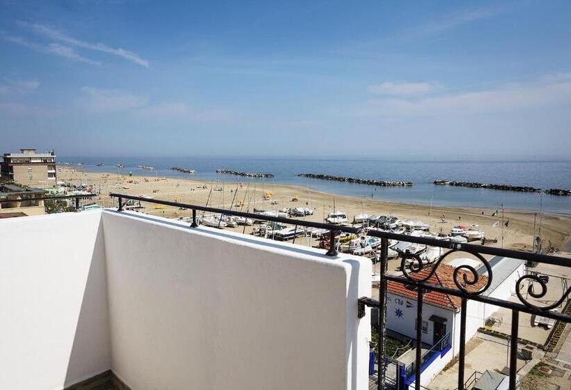 آپارتمان یک خوابه با دری مشترک که هال را جدا می کند., Albatros