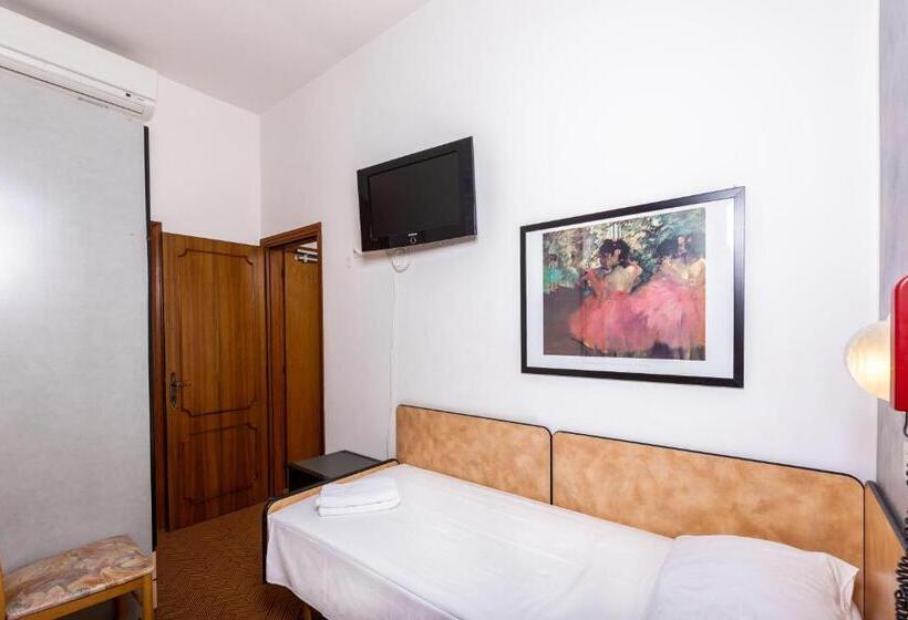 آپارتمان یک خوابه با دری مشترک که هال را جدا می کند., Albatros