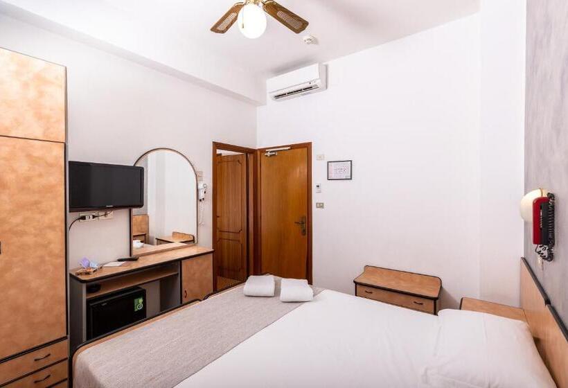 آپارتمان یک خوابه با دری مشترک که هال را جدا می کند., Albatros