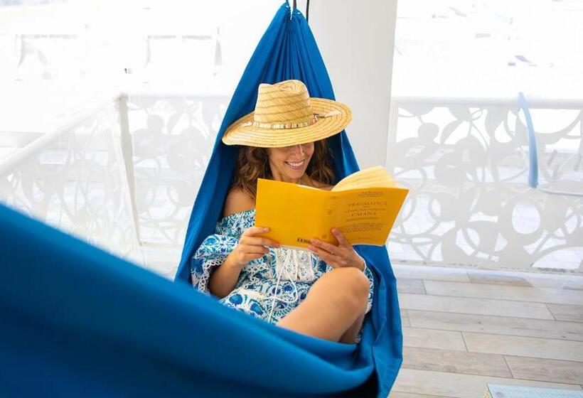 سوییت با چشم‌انداز استخر, Albatros