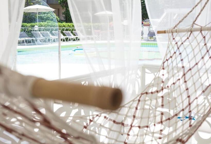 سوییت با چشم‌انداز استخر, Albatros