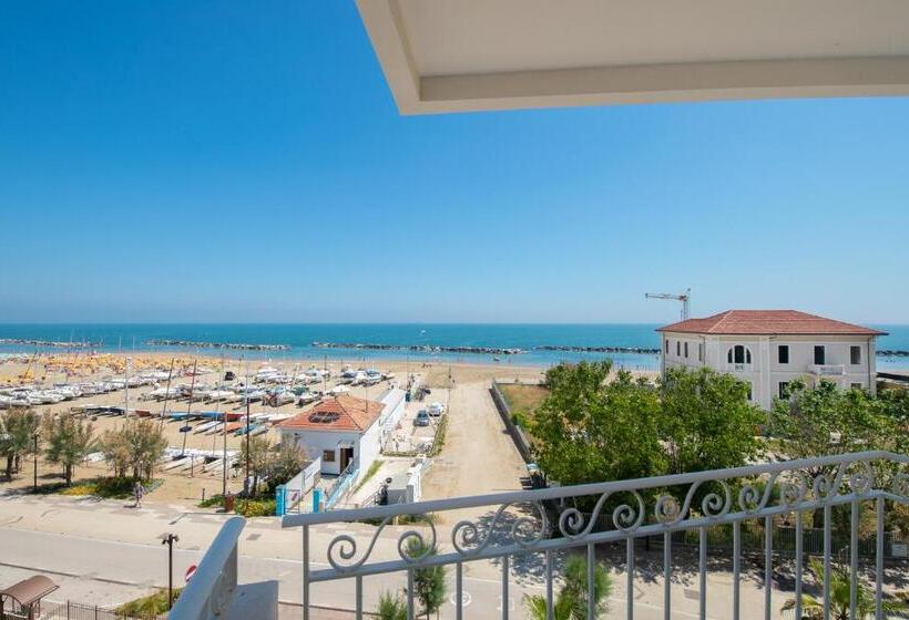 سوییت با چشم‌انداز دریا, Albatros