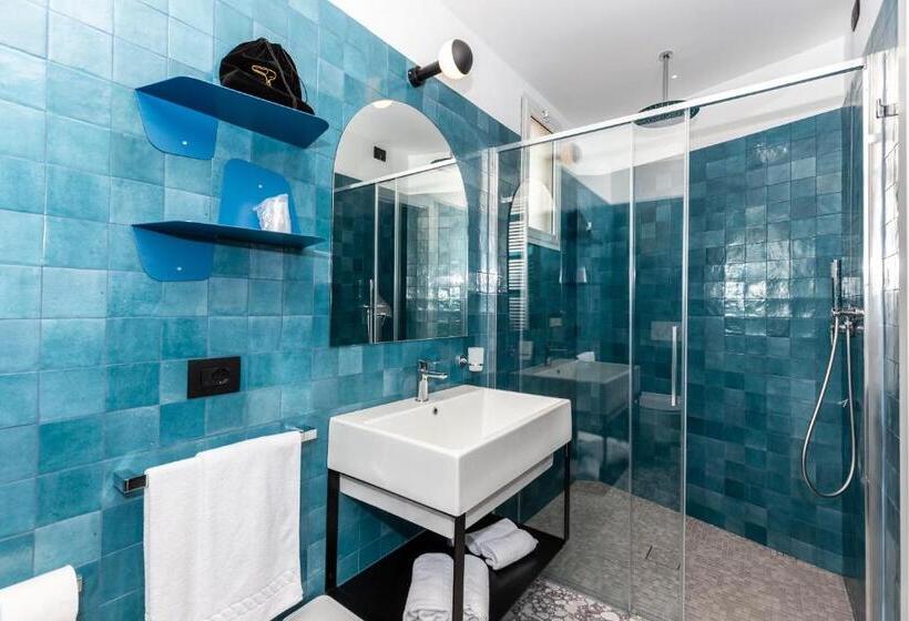 اتاق لوکس با چشم‌انداز دریا, Albatros