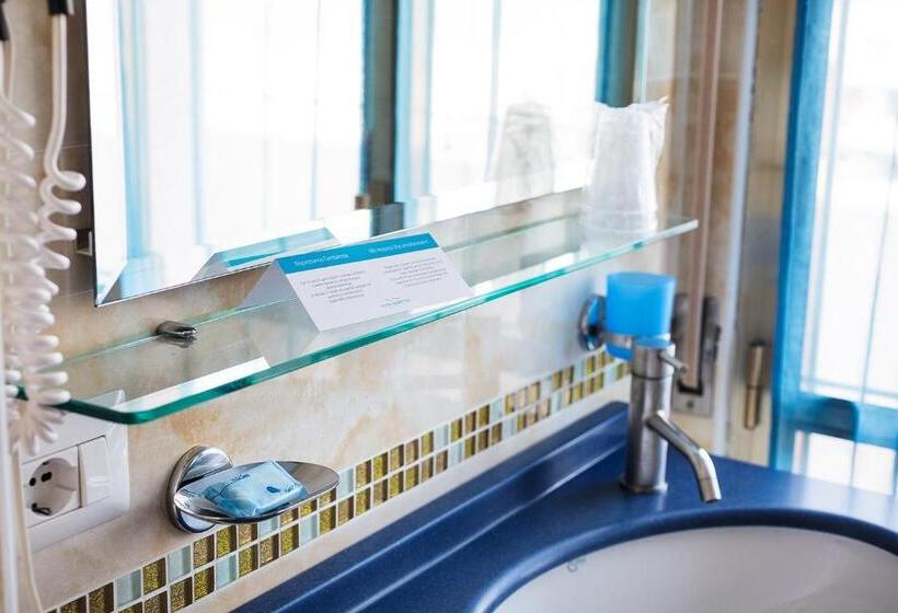 اتاق خانوادگی با چشم‌انداز دریا, Albatros