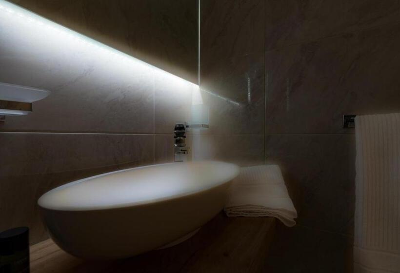 スタンダードトリプルルーム, Artemide