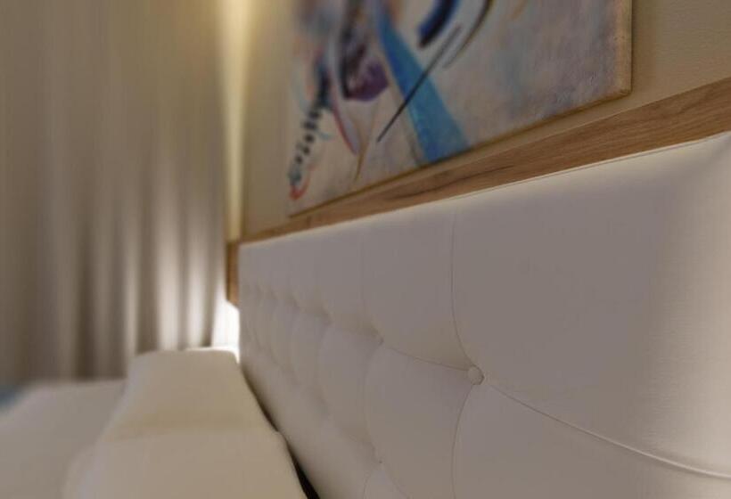 デラックストリプルルーム, Artemide