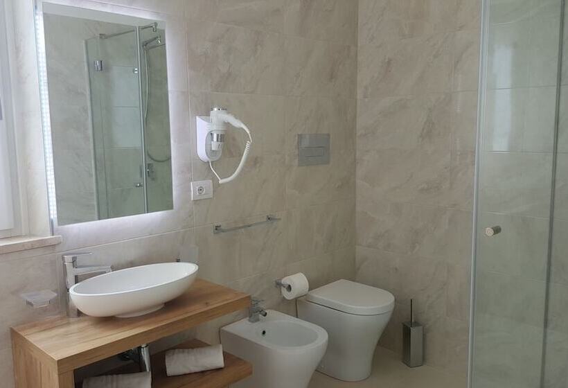 デラックストリプルルーム, Artemide