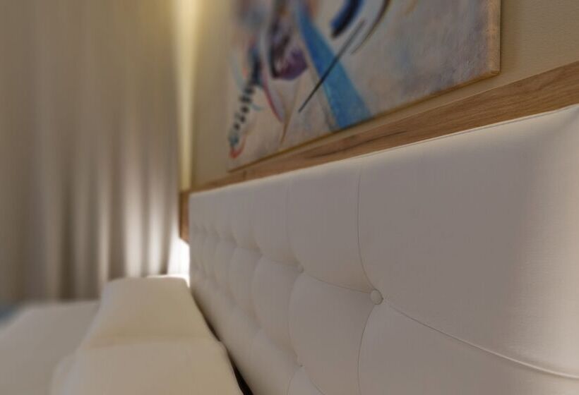 デラックストリプルルーム, Artemide