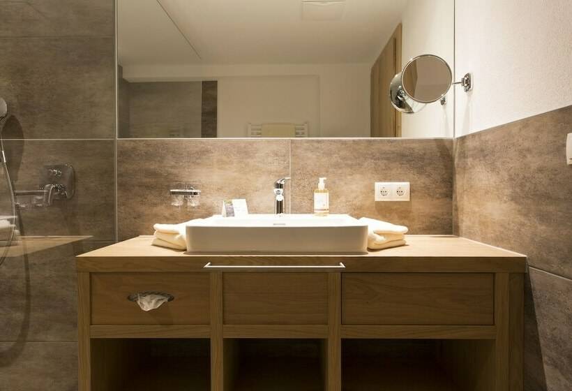 带阳台的豪华间, Das Landerer