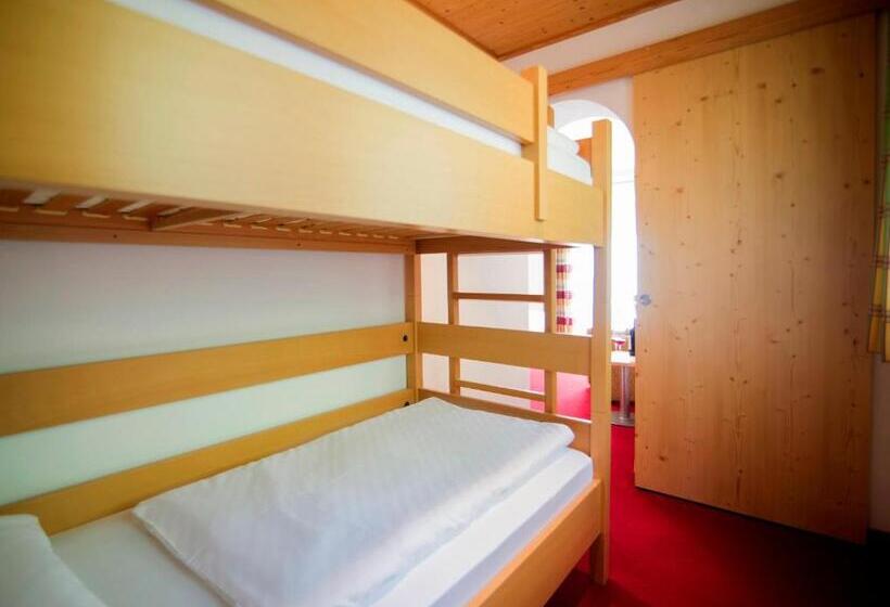 جناح جونيور, Römerrast