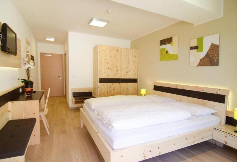 غرفة قياسية مزوَّدة بتراس, Römerrast