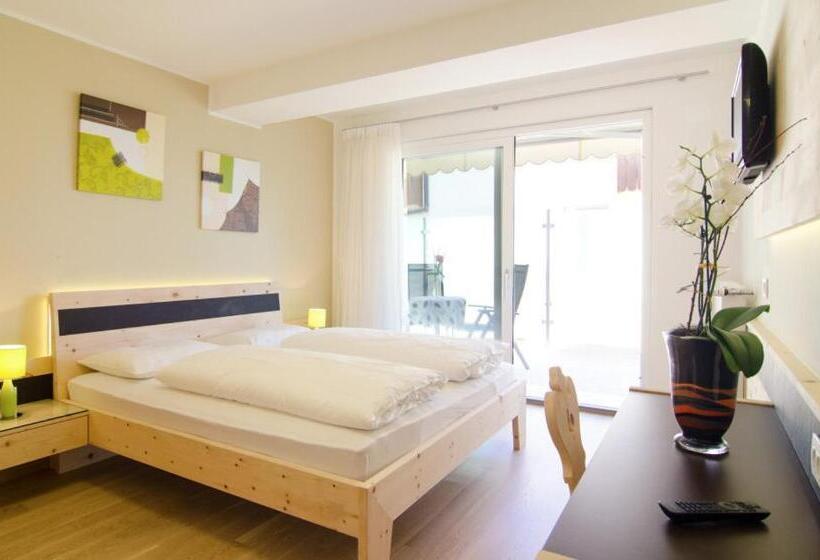 غرفة قياسية مزوَّدة بتراس, Römerrast