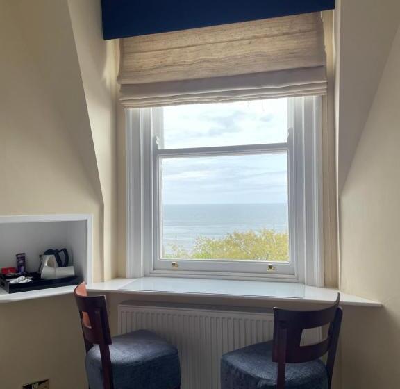 غرفة قياسية مطلّة علي البحر, Weston