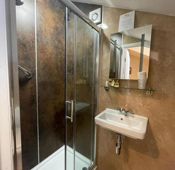 غرفة قياسية ذات أسقف منحدرة, Weston