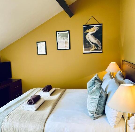 غرفة قياسية ذات أسقف منحدرة, Weston