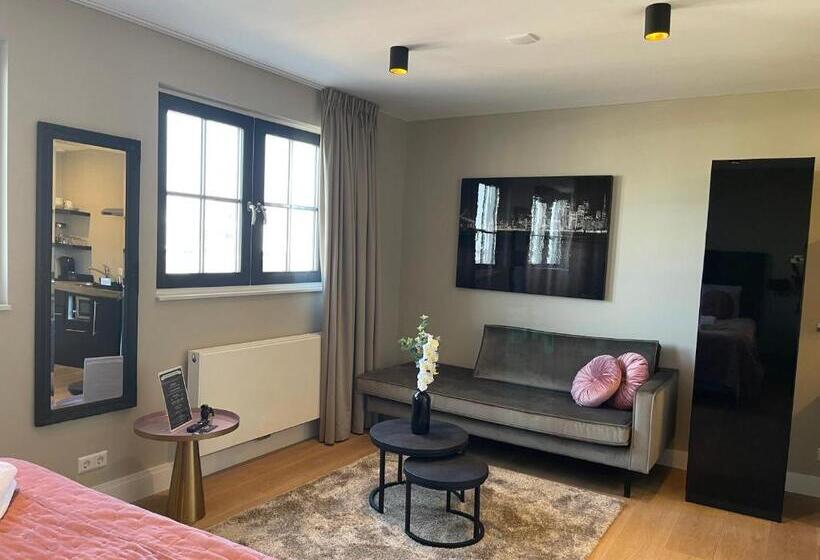 スタンダードスタジオ, Najade Resort