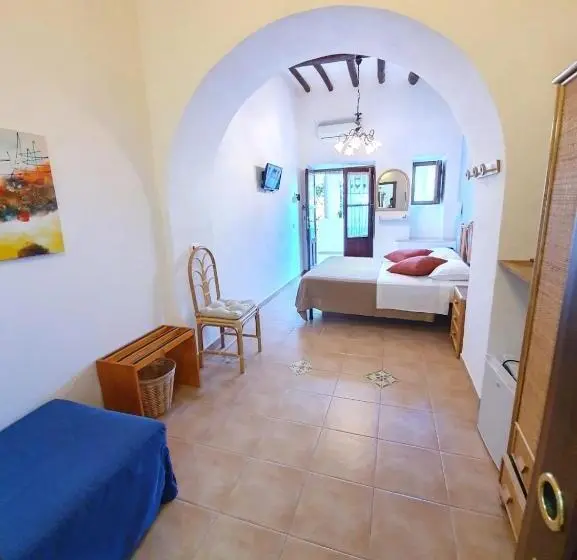 Deluxe Kolmen Hengen Huone, B&b La Goletta Di Salina