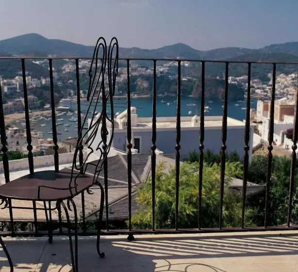 اتاق استاندارد چهار تخته با چشم‌انداز دریا, Villa Laetitia