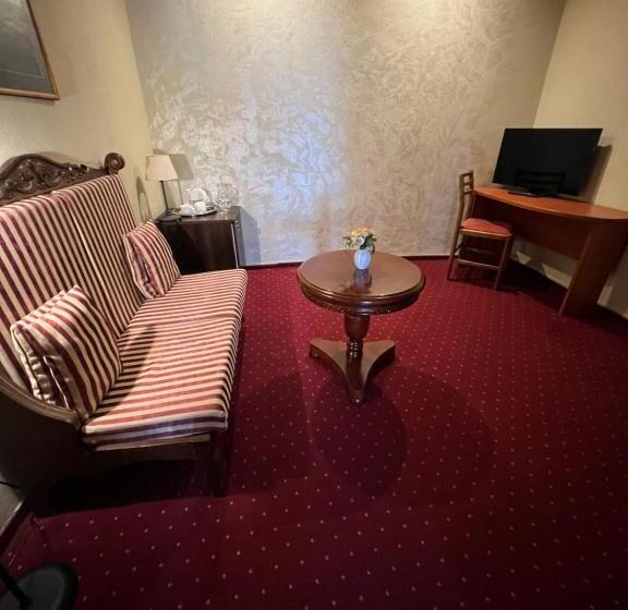 اتاق خانوادگی, Astra