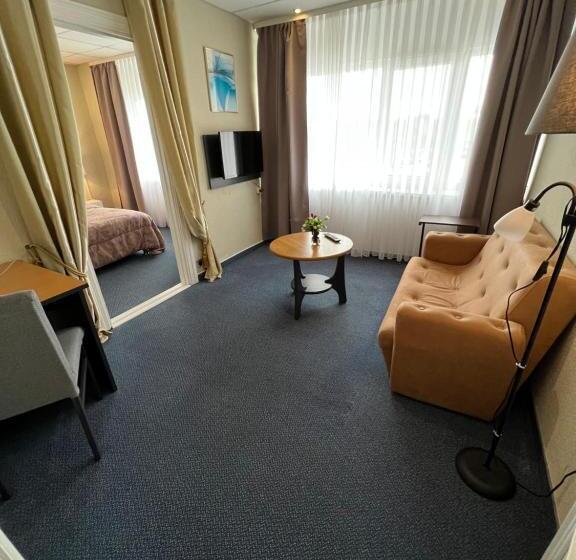 اتاق ساده سه‌ نفره, Astra