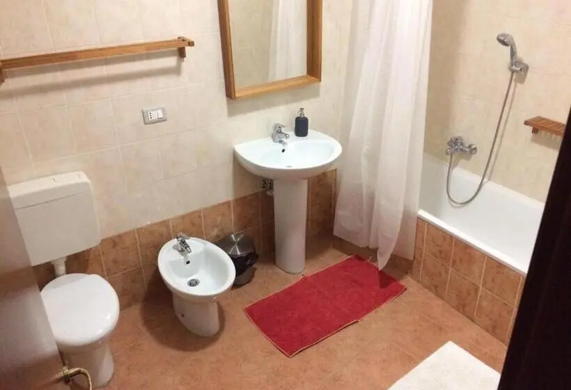 Standard Kolmen Hengen Huone, Cascina Govean