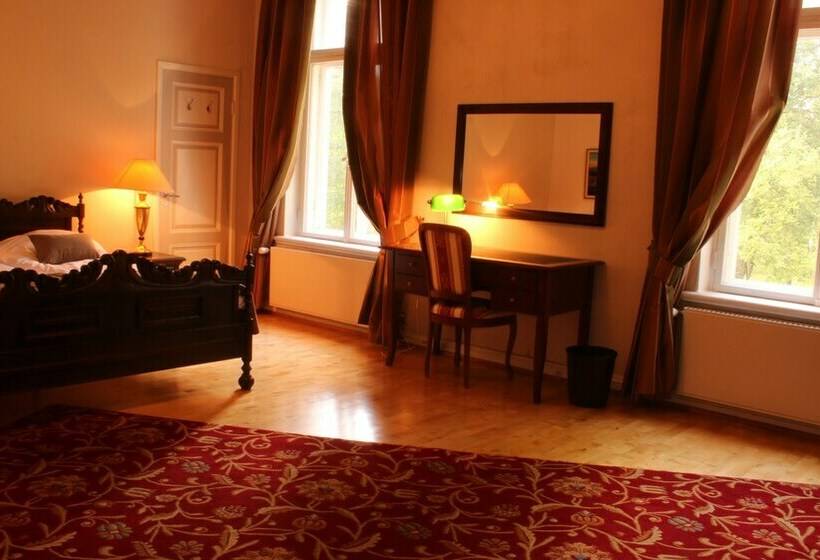 חדר דלוקס לשלושה, Kartanohotelli Karhulan Hovi