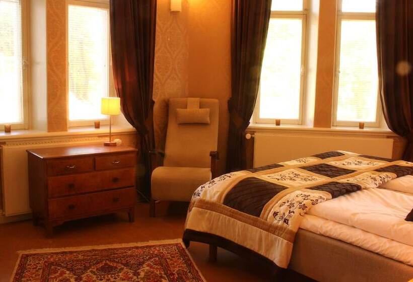 חדר דלוקס לשלושה, Kartanohotelli Karhulan Hovi