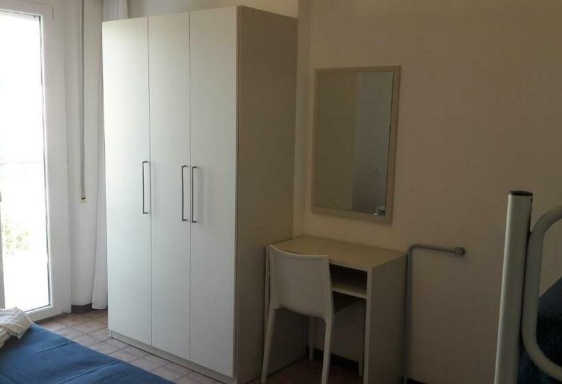 غرفة قياسية رباعية, B&b   Meuble    Hotel  Cordiale