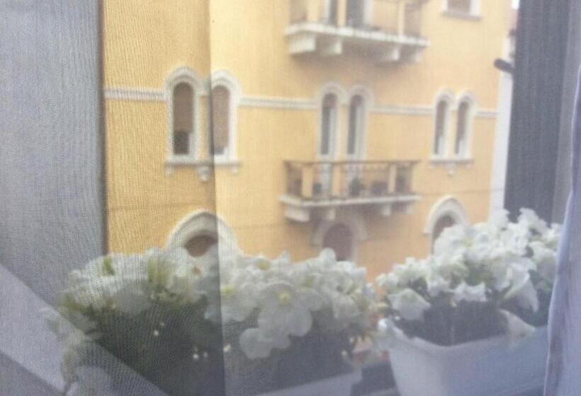 اتاق اجرایی, Maison Fleurie