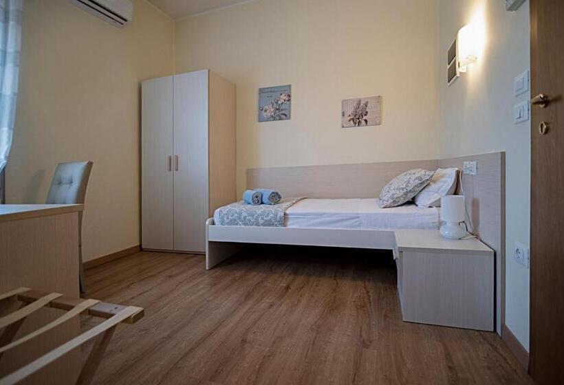 اتاق استاندارد یک نفره, Treviso Rooms