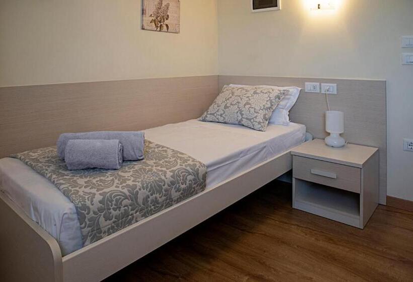 اتاق استاندارد یک نفره, Treviso Rooms