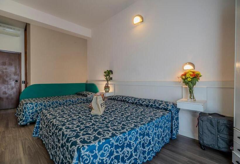 Cameră Familiară cu Vedere Laterală la Mare, 2000